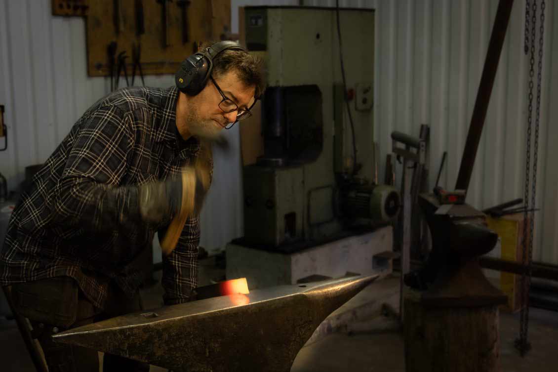 Silas smider en kniv