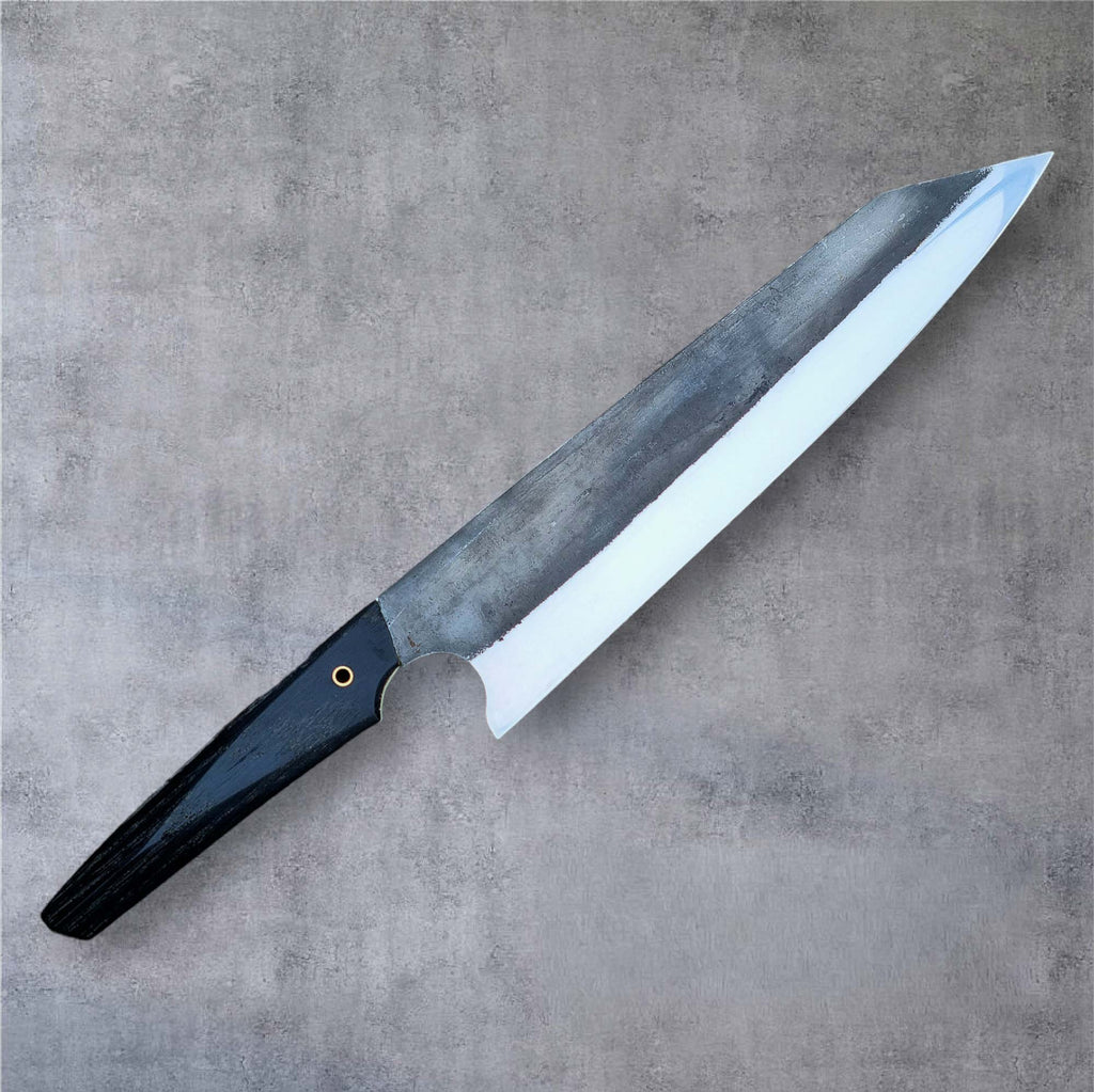 Handsmidd Gyotu kockkniv med blad i rostfritt stål. Höger sida, vinkel. Smed: Silas Engström