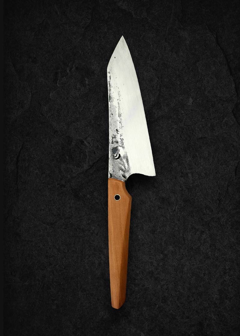 Elegant Bunka kockkniv 'Bunka Boy' i rostfritt stål med handtag av päronträ och röd detalj. Höger sida