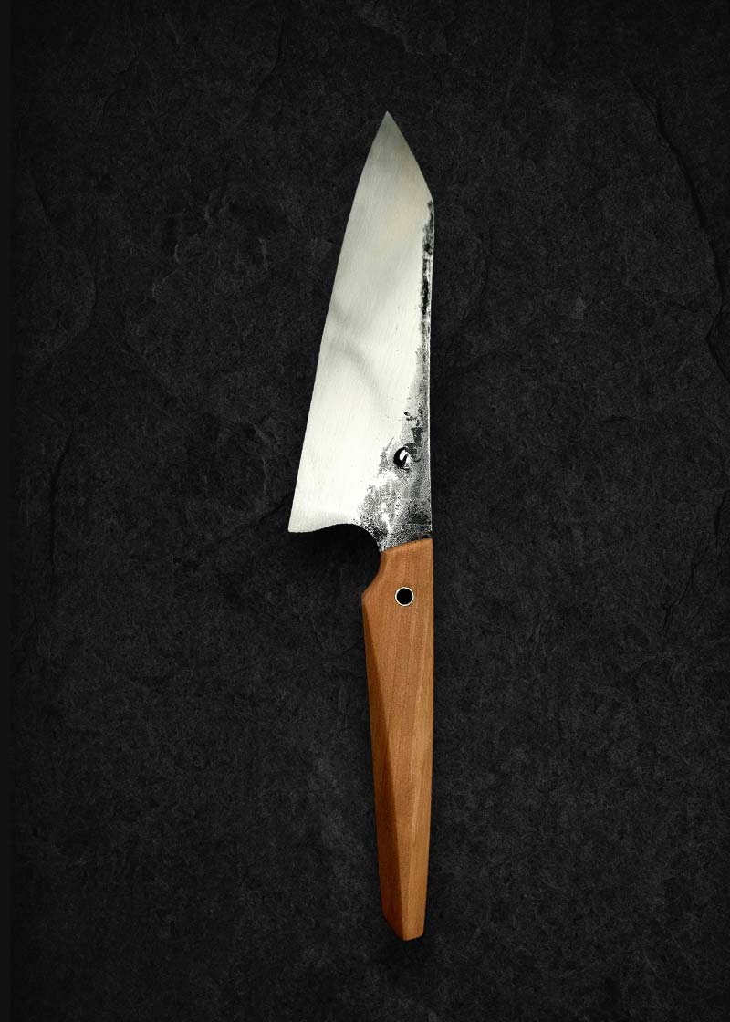 Elegant Bunka kockkniv 'Bunka Boy' i rostfritt stål med handtag av päronträ och röd detalj. Vänster sida