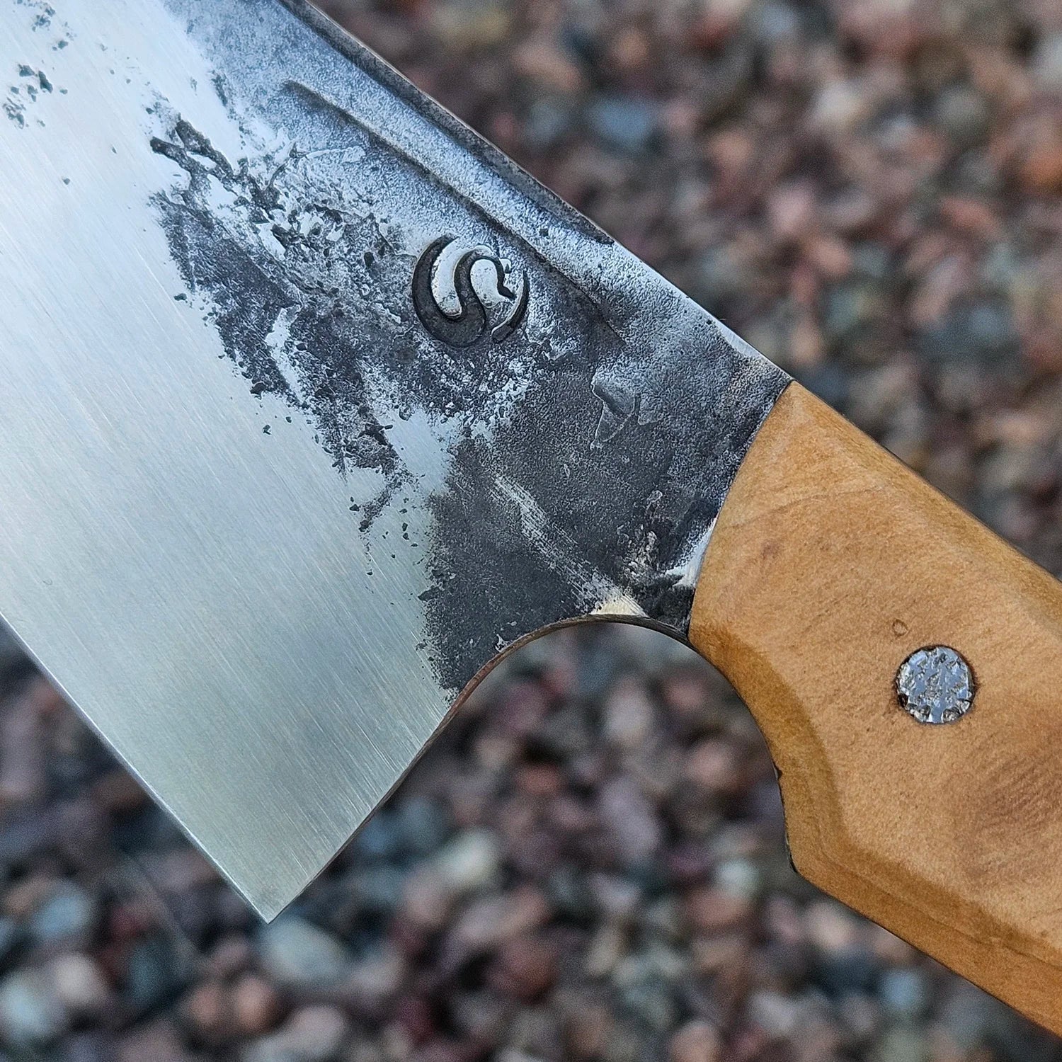 Mångsidig Bunka kockkniv 'Bunka Boy' i rostfritt stål med ett ljust trähandtag. Detalj handtag