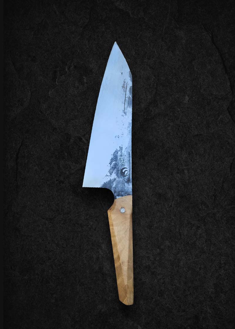 Mångsidig Bunka kockkniv 'Bunka Boy' i rostfritt stål med ett ljust trähandtag. Vänster sida