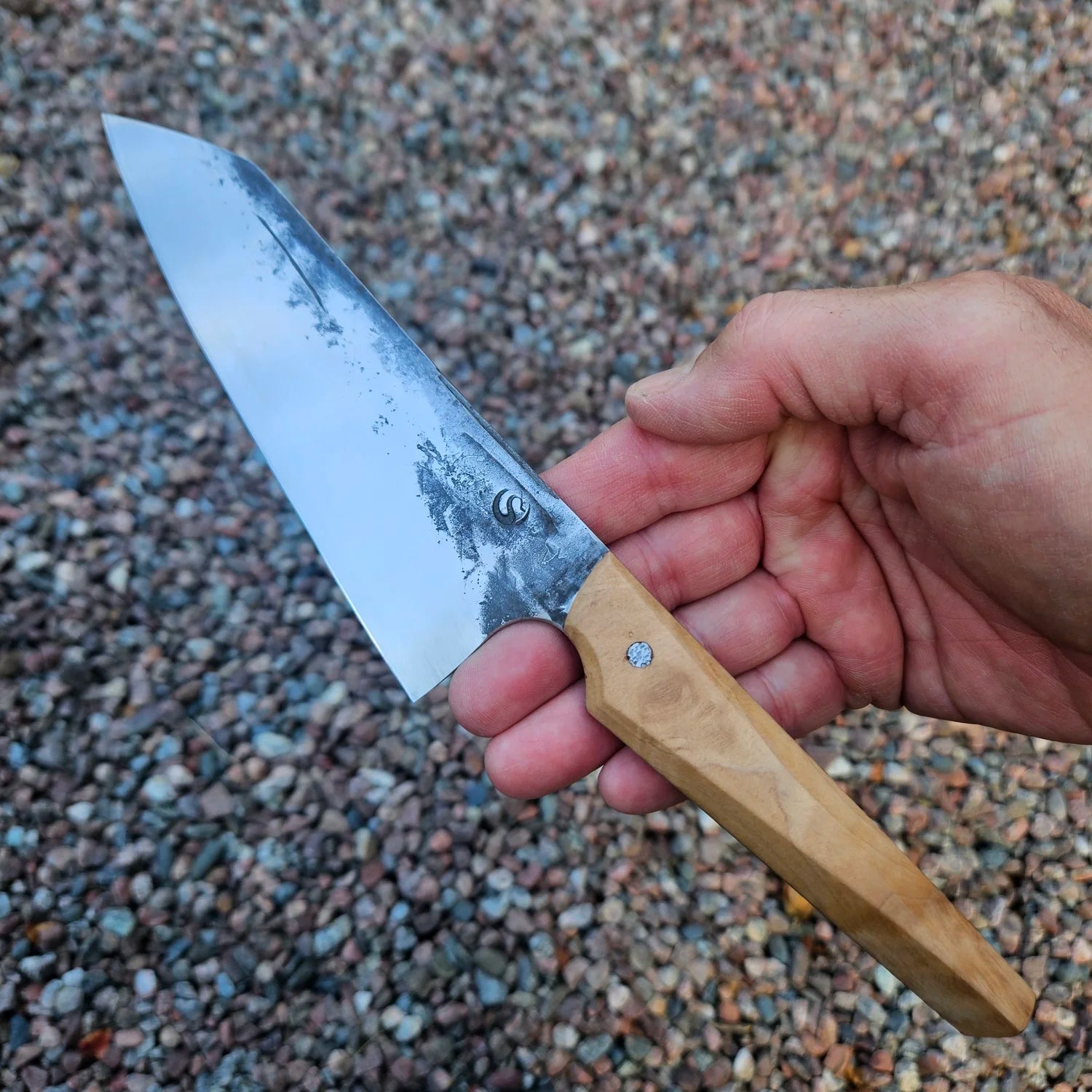 Mångsidig Bunka kockkniv 'Bunka Boy' i rostfritt stål med ett ljust trähandtag. Vänster sida vinkel