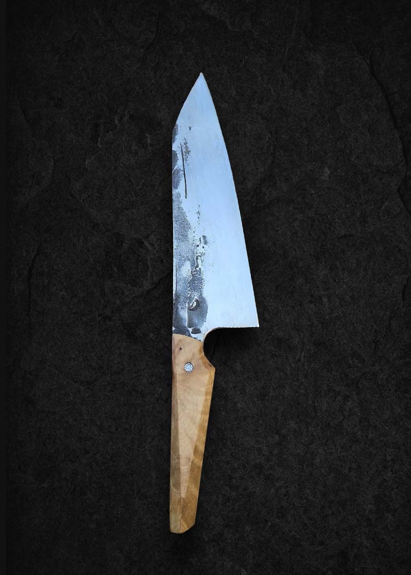 Mångsidig Bunka kockkniv 'Bunka Boy' i rostfritt stål med ett ljust trähandtag. Höger sida