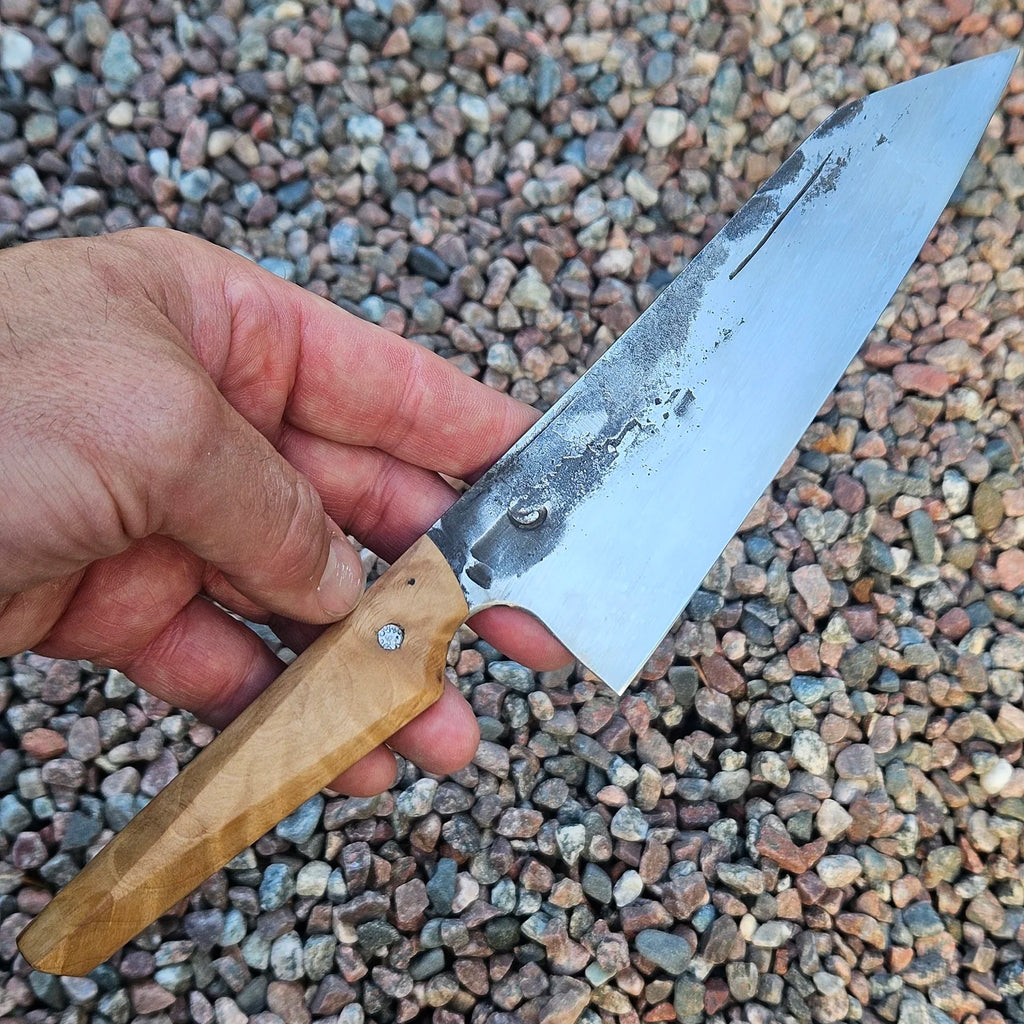 Mångsidig Bunka kockkniv 'Bunka Boy' i rostfritt stål med ett ljust trähandtag. Höger sida vinkel