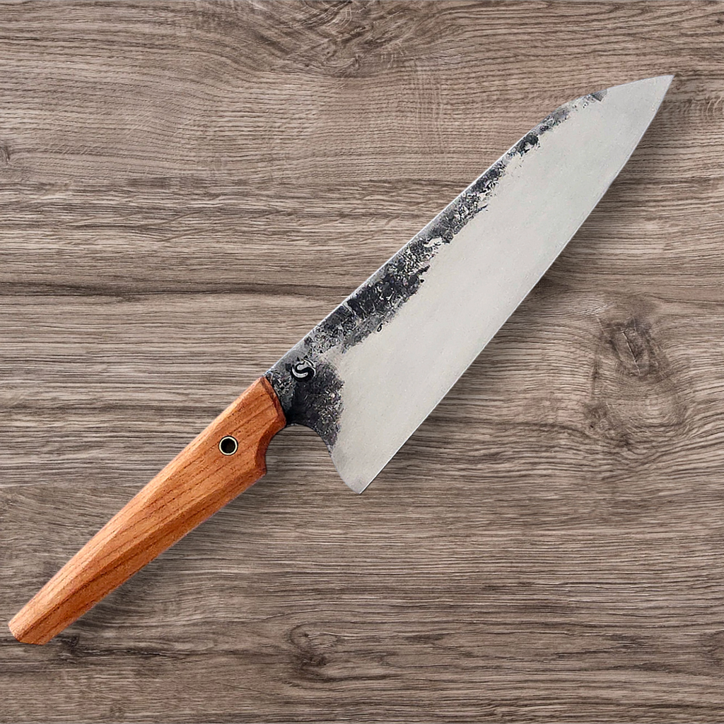 Handgjord Bunka kockkniv 'Bunka Boy' i rostfritt 14C28N-stål med klassiskt handtag i päronträ. Höger sida vinkel