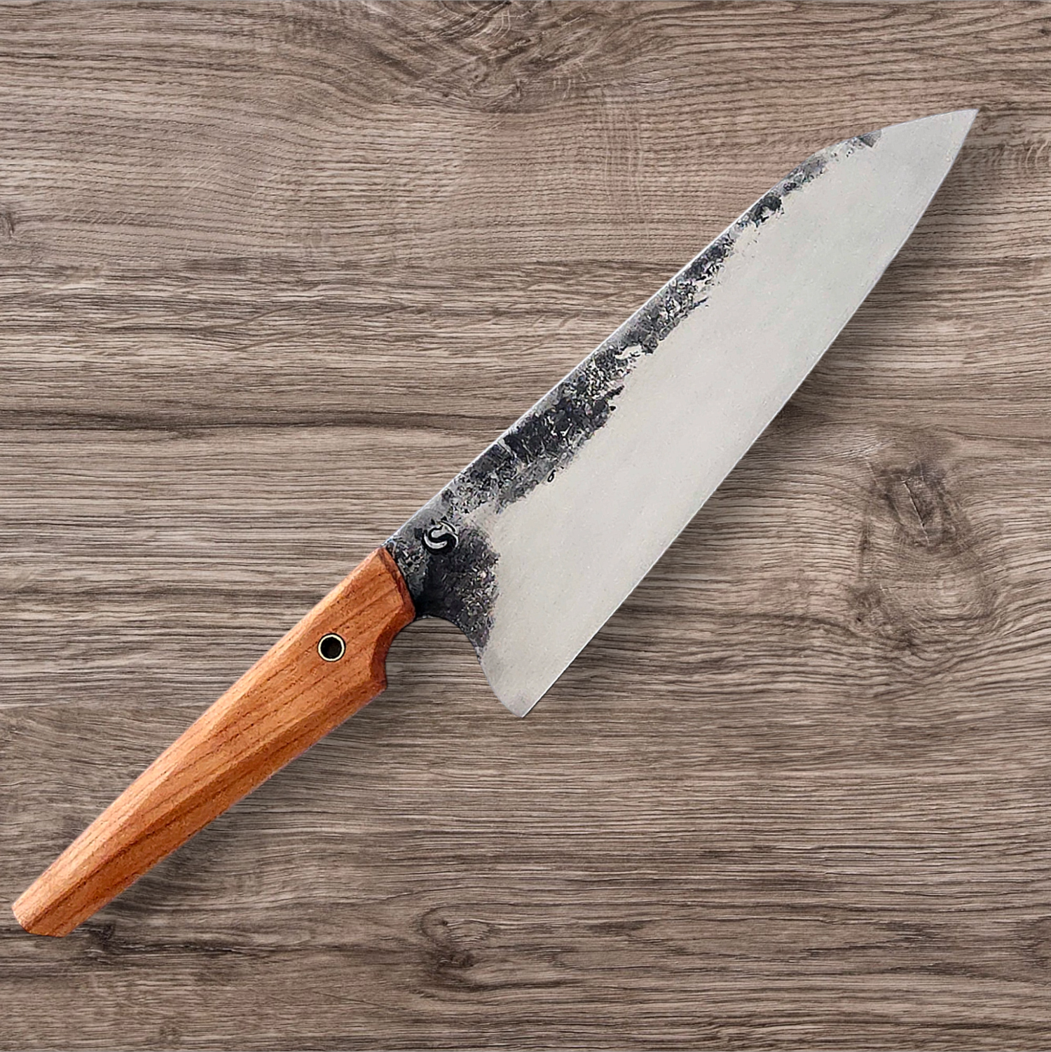 Handgjord Bunka kockkniv 'Bunka Boy' i rostfritt 14C28N-stål med klassiskt handtag i päronträ. Höger sida vinkel