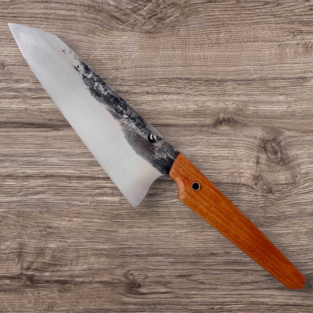 Handgjord Bunka kockkniv 'Bunka Boy' i rostfritt 14C28N-stål med klassiskt handtag i päronträ. Vänster sida vinkel