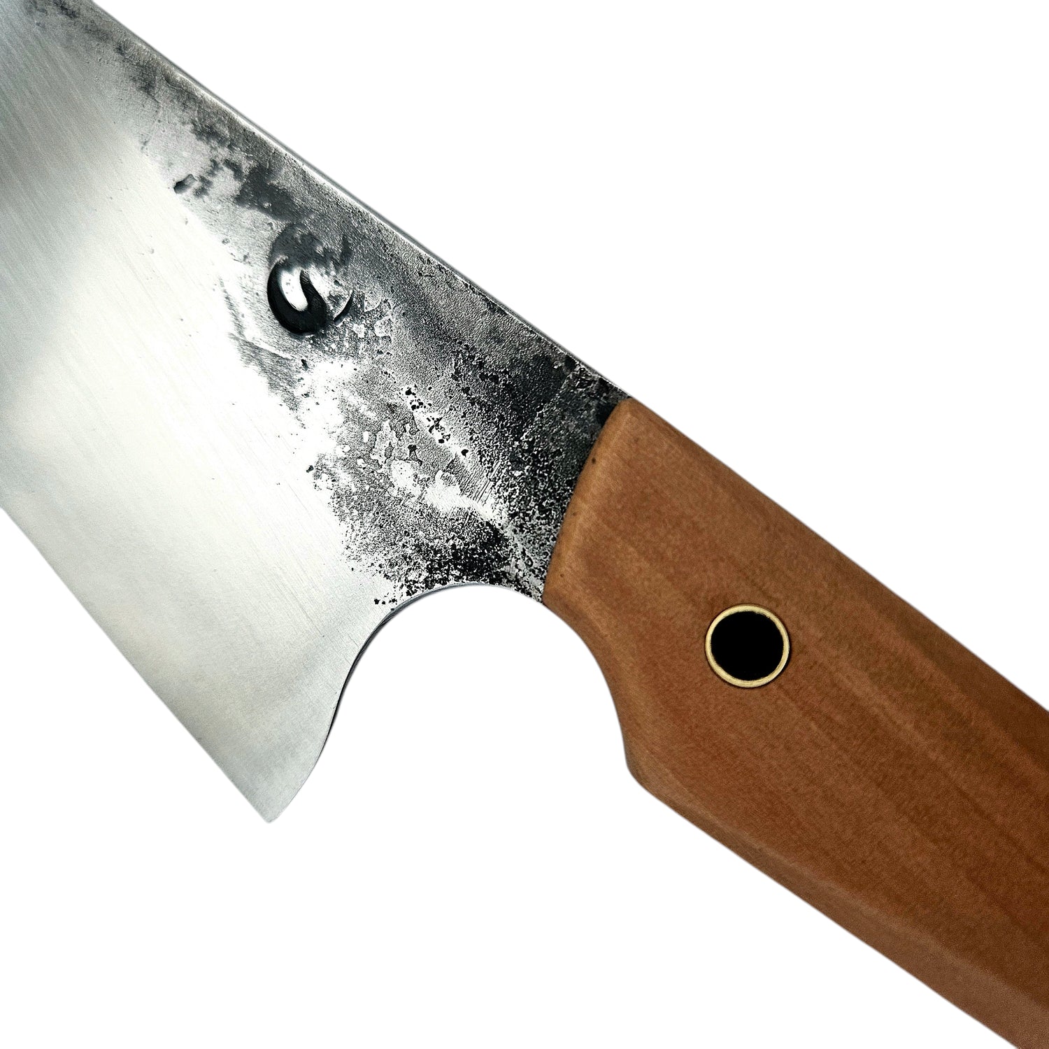 Elegant Bunka kockkniv 'Bunka Boy' i rostfritt stål med handtag av päronträ och röd detalj. Skaft & blad