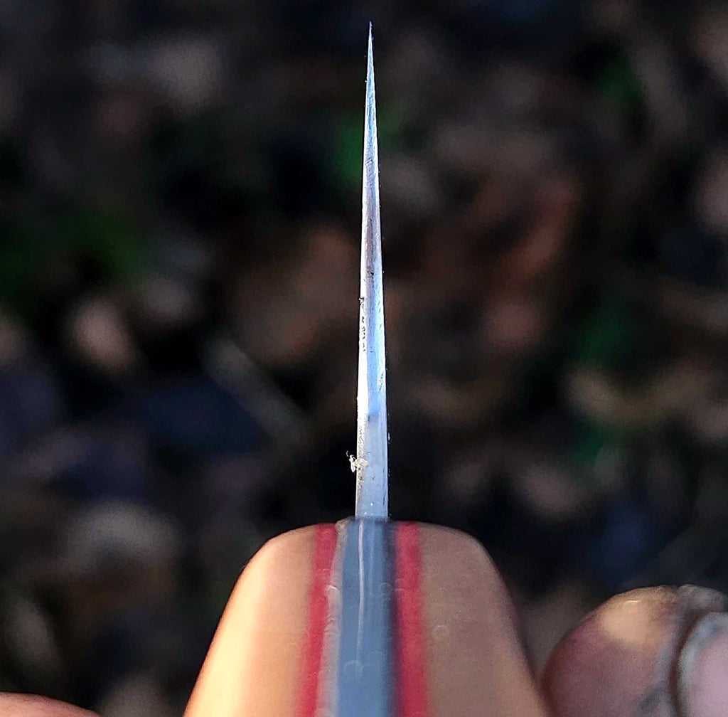 Elegant Bunka kockkniv 'Bunka Boy' i rostfritt stål med handtag av päronträ och röd detalj. Egg