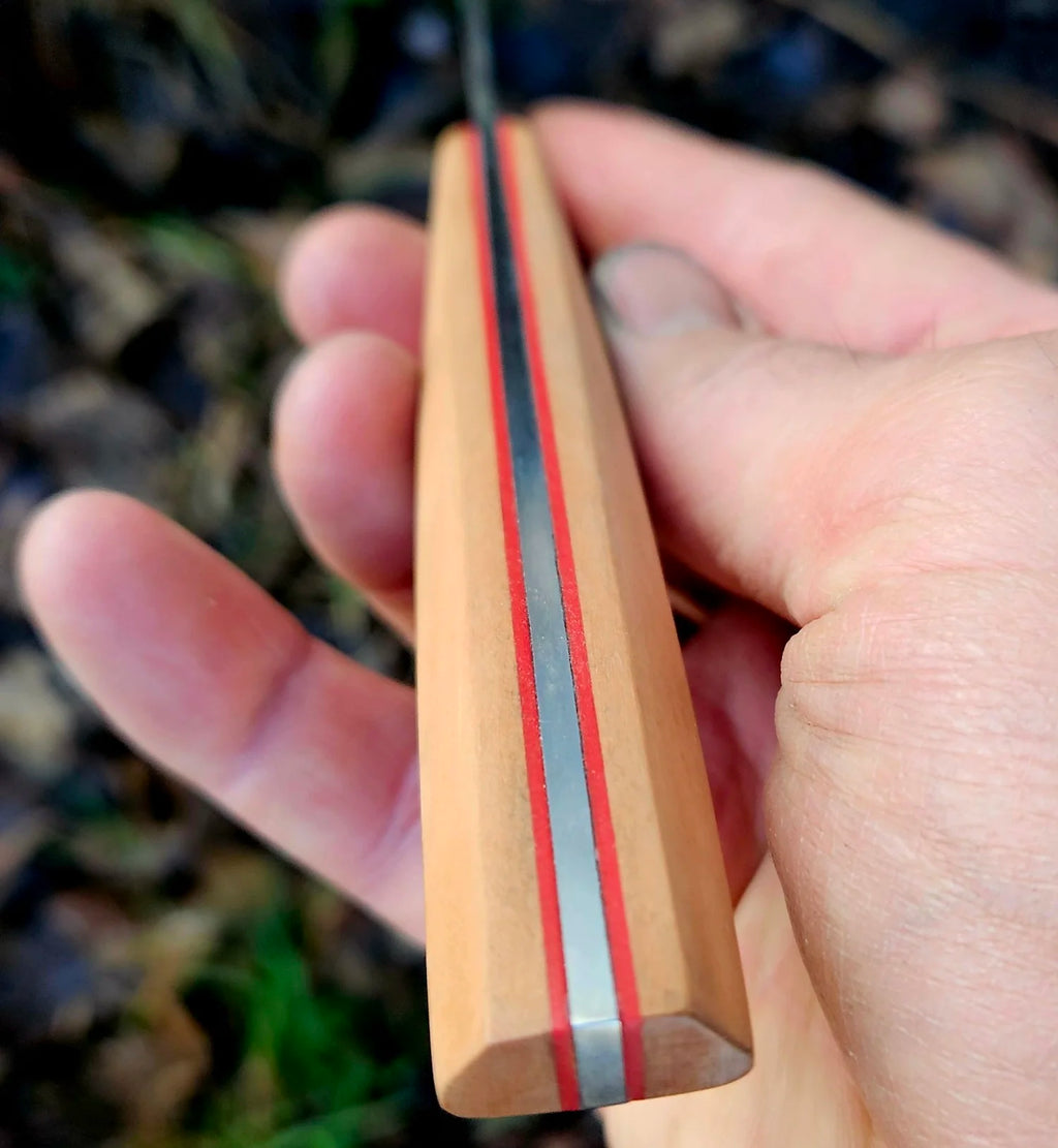 Elegant Bunka kockkniv 'Bunka Boy' i rostfritt stål med handtag av päronträ och röd detalj. Handtag