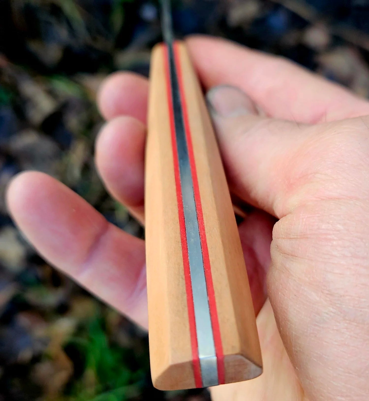 Elegant Bunka kockkniv 'Bunka Boy' i rostfritt stål med handtag av päronträ och röd detalj. Handtag