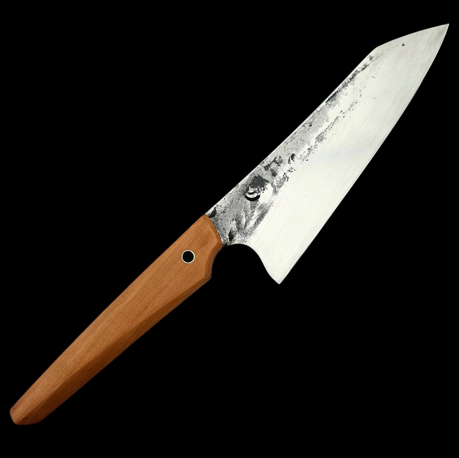 Elegant Bunka kockkniv 'Bunka Boy' i rostfritt stål med handtag av päronträ och röd detalj. Höger sida vinkel