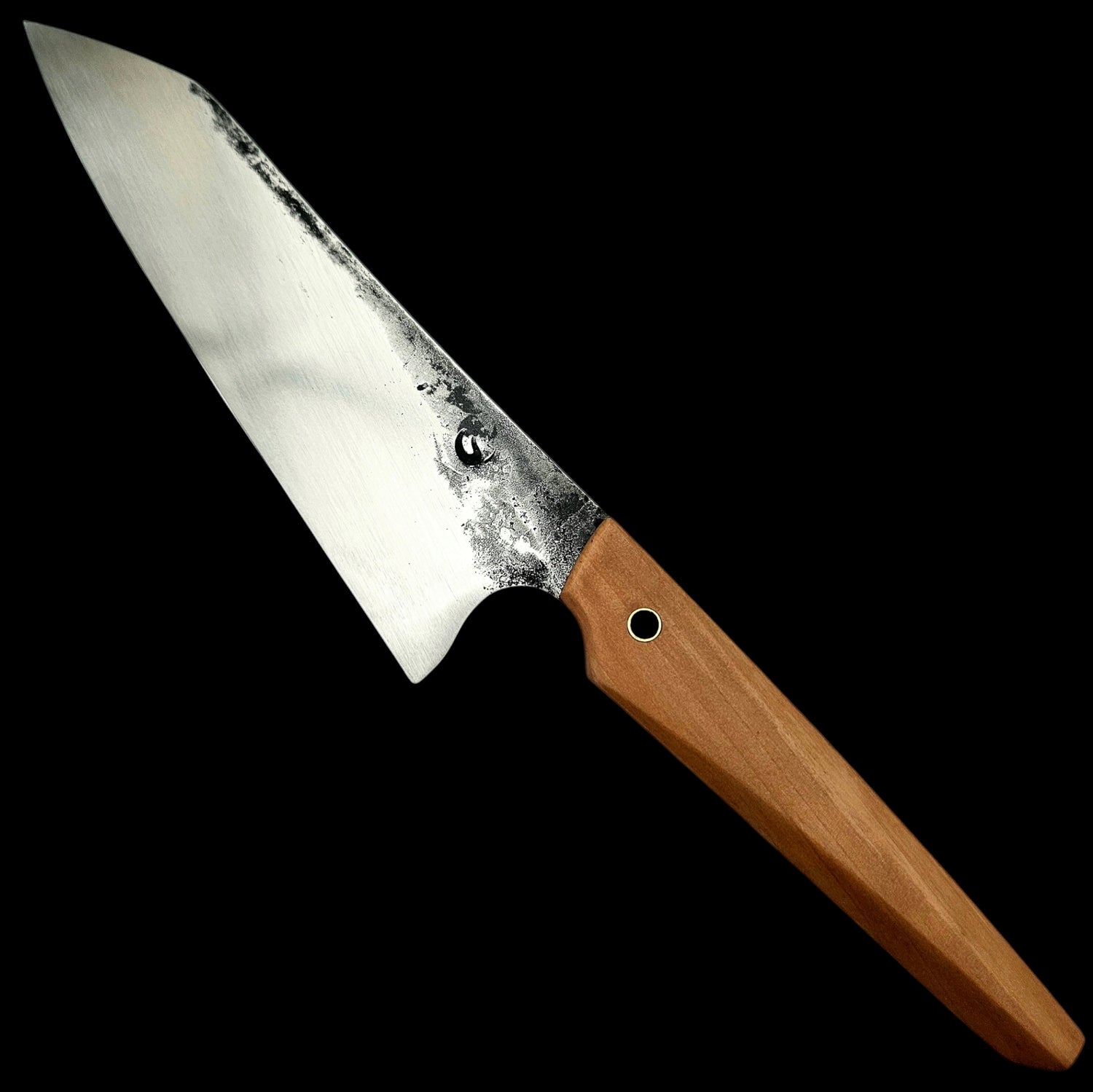 Elegant Bunka kockkniv 'Bunka Boy' i rostfritt stål med handtag av päronträ och röd detalj. Vänster sida vinkel