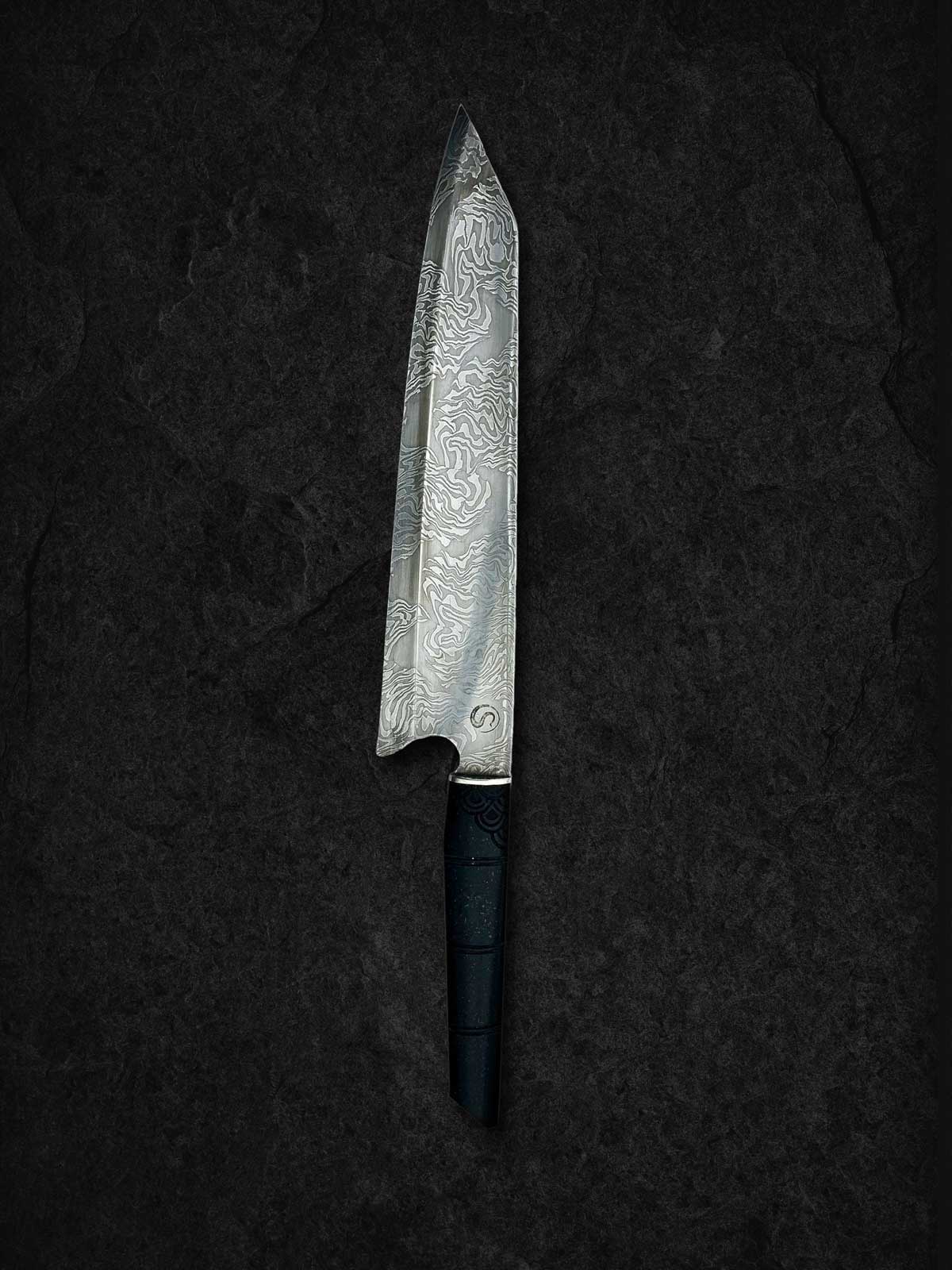 Exklusiv, handgjord Gyuto-kniv 'Damaskus Gyuto' i Apex Ultra damaskusstål. Vänster sida