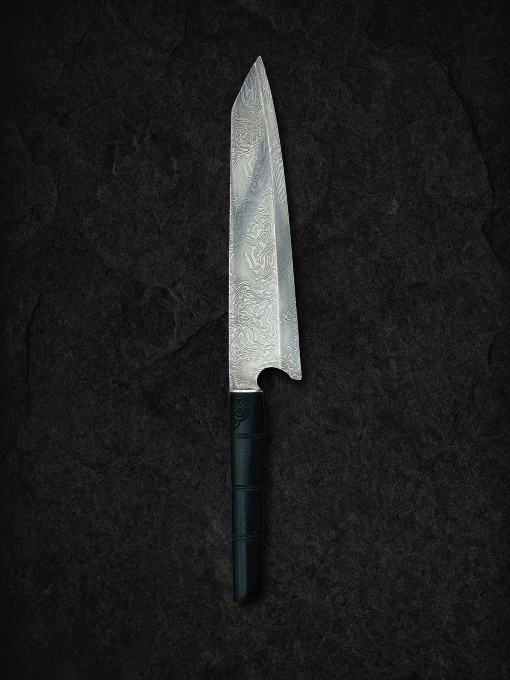 Exklusiv, handgjord Gyuto-kniv 'Damaskus Gyuto' i Apex Ultra damaskusstål. Vänster sida