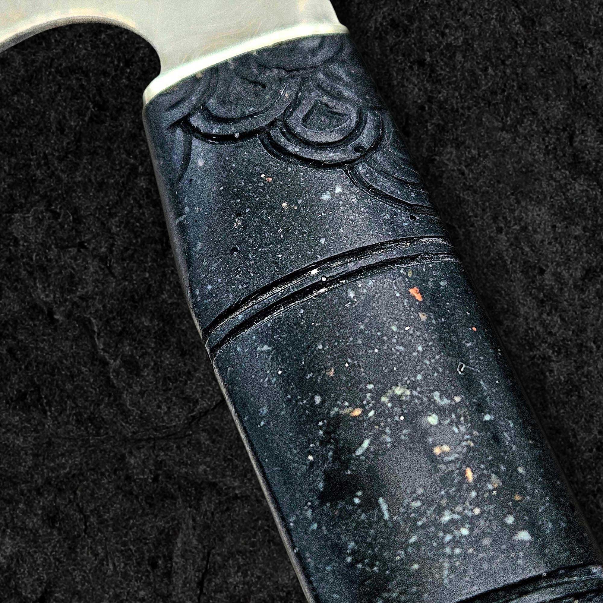 Exklusiv, handgjord Gyuto-kniv 'Damaskus Gyuto' i Apex Ultra damaskusstål. Handtag