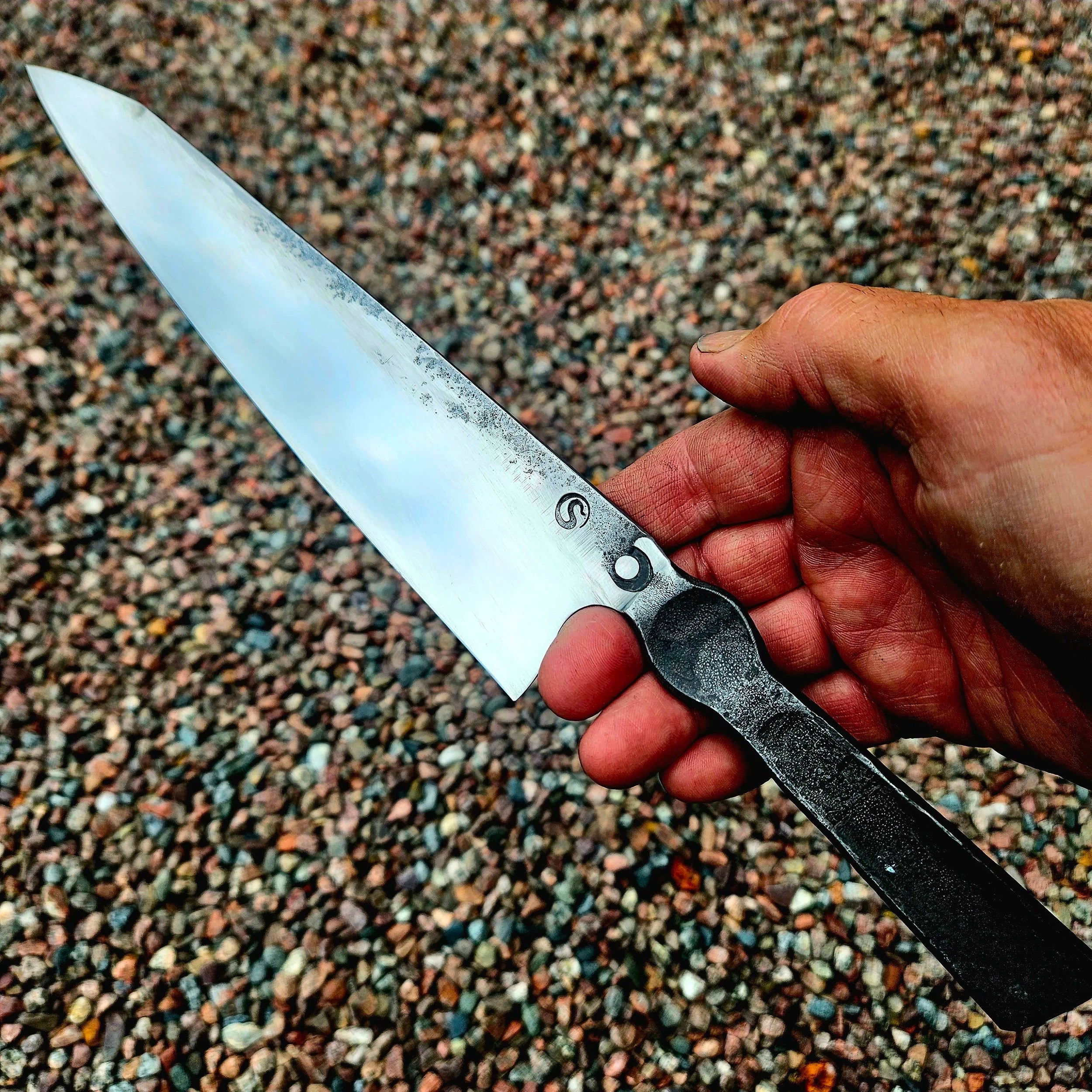 Full steel Apex Ultra Gyouto - handsmidd kökskniv av Silas Engström. Vänster sida, nygjord