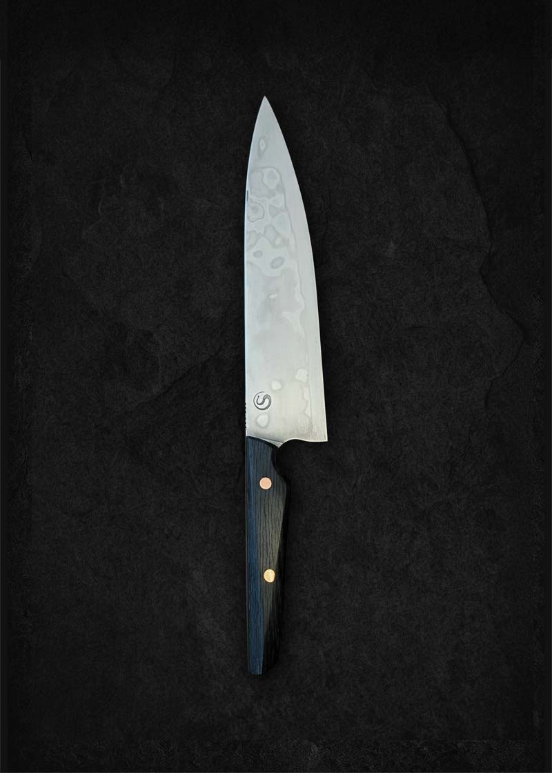 Handsmidd Gyuto kockkniv 'Mr Leopard-skin' i kolstål med vacker auto-hamon och skaft av sumpek. Höger sida