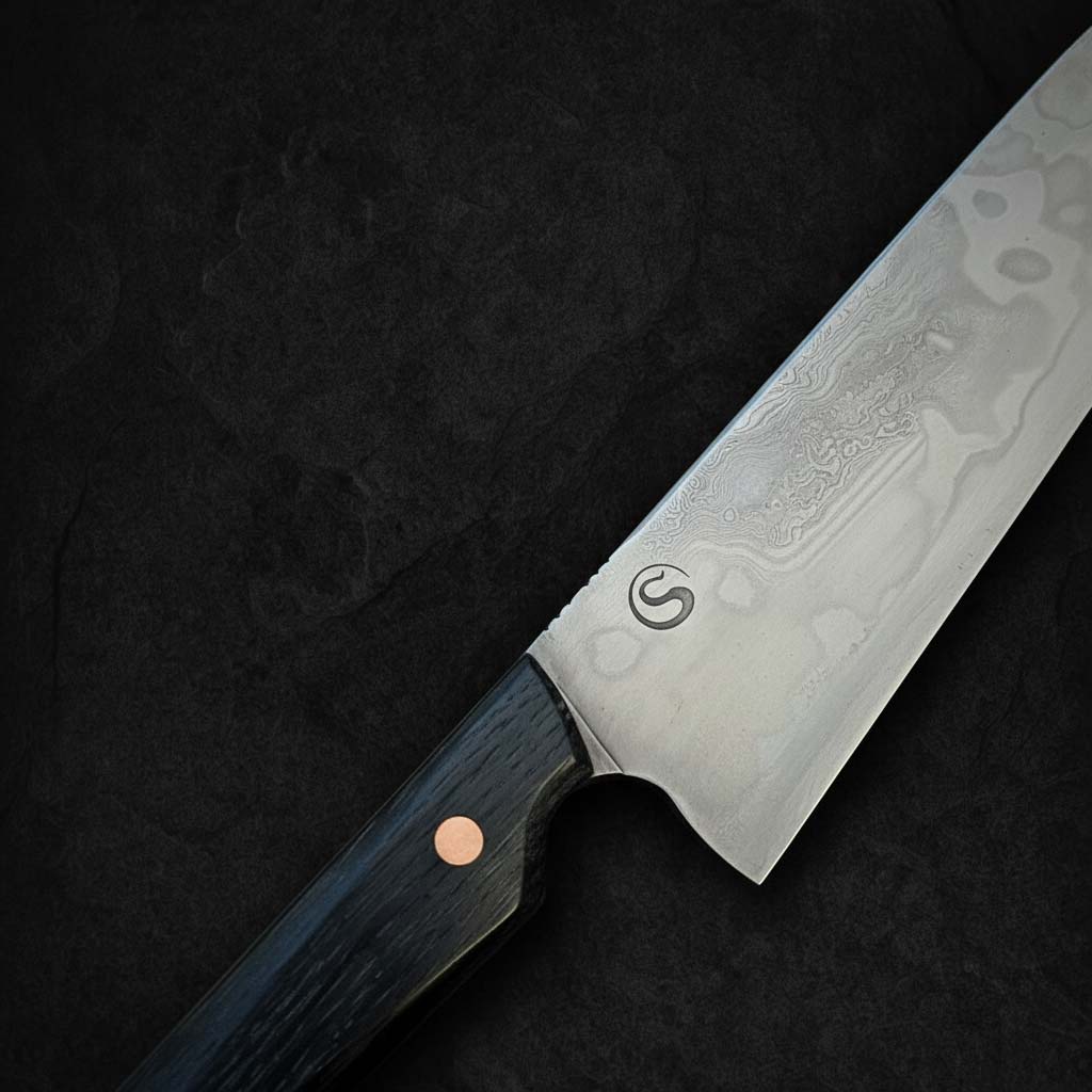 Handsmidd Gyuto kockkniv 'Mr Leopard-skin' i kolstål med vacker auto-hamon och skaft av sumpek. Detalj handtag & blad