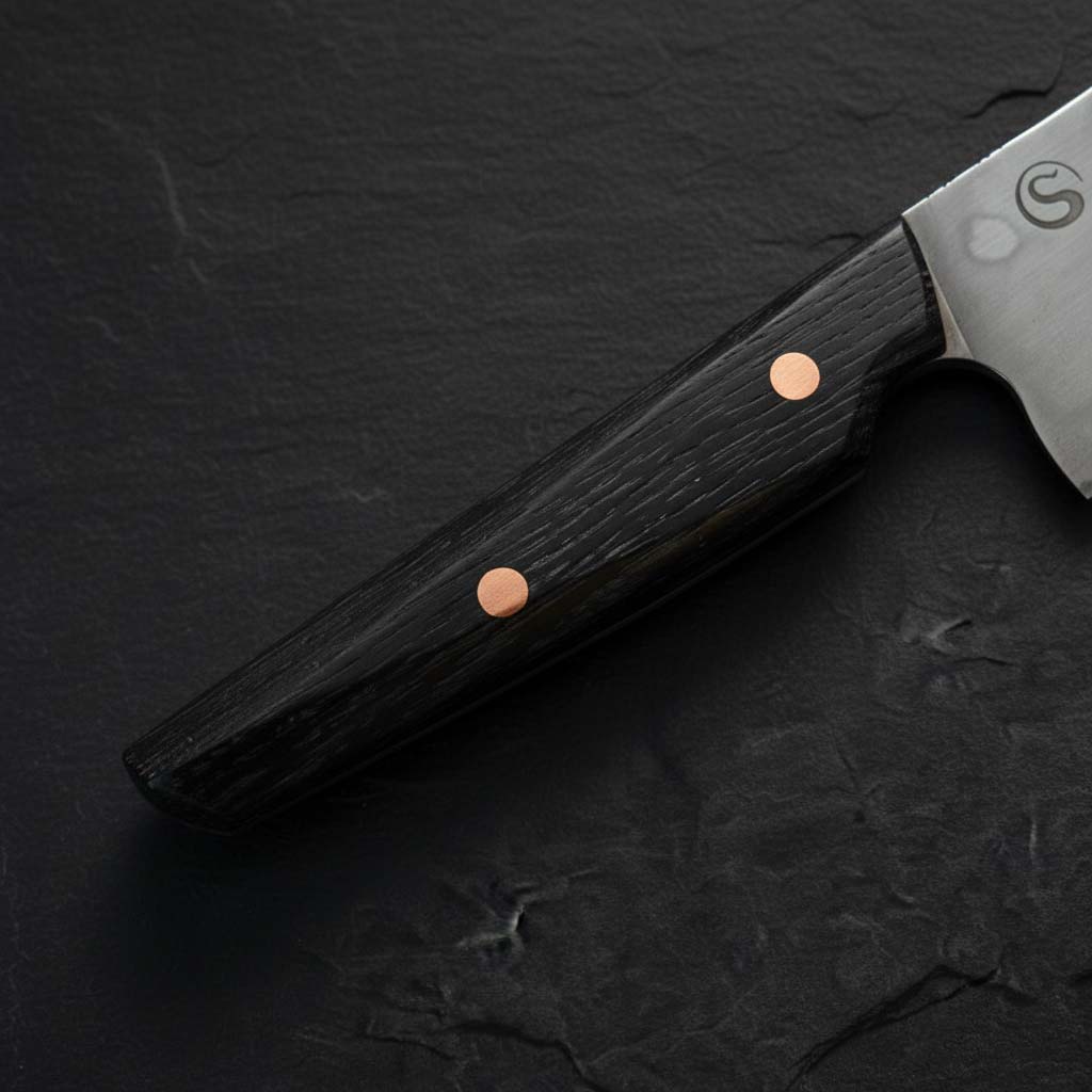 Handsmidd Gyuto kockkniv 'Mr Leopard-skin' i kolstål med vacker auto-hamon och skaft av sumpek. Detalj handtag