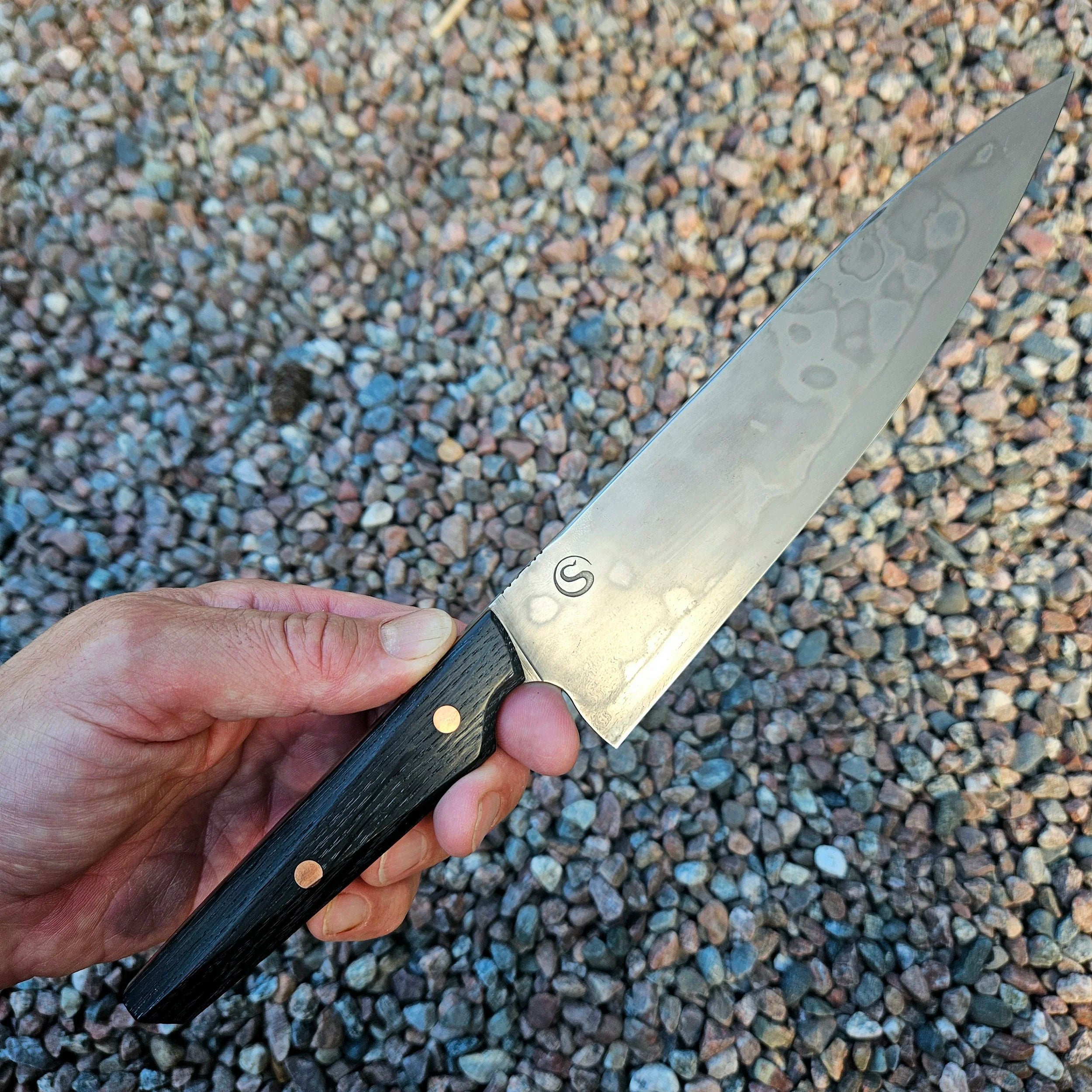 Handsmidd Gyuto kockkniv 'Mr Leopard-skin' i kolstål med vacker auto-hamon och skaft av sumpek. Höger sida vinkel
