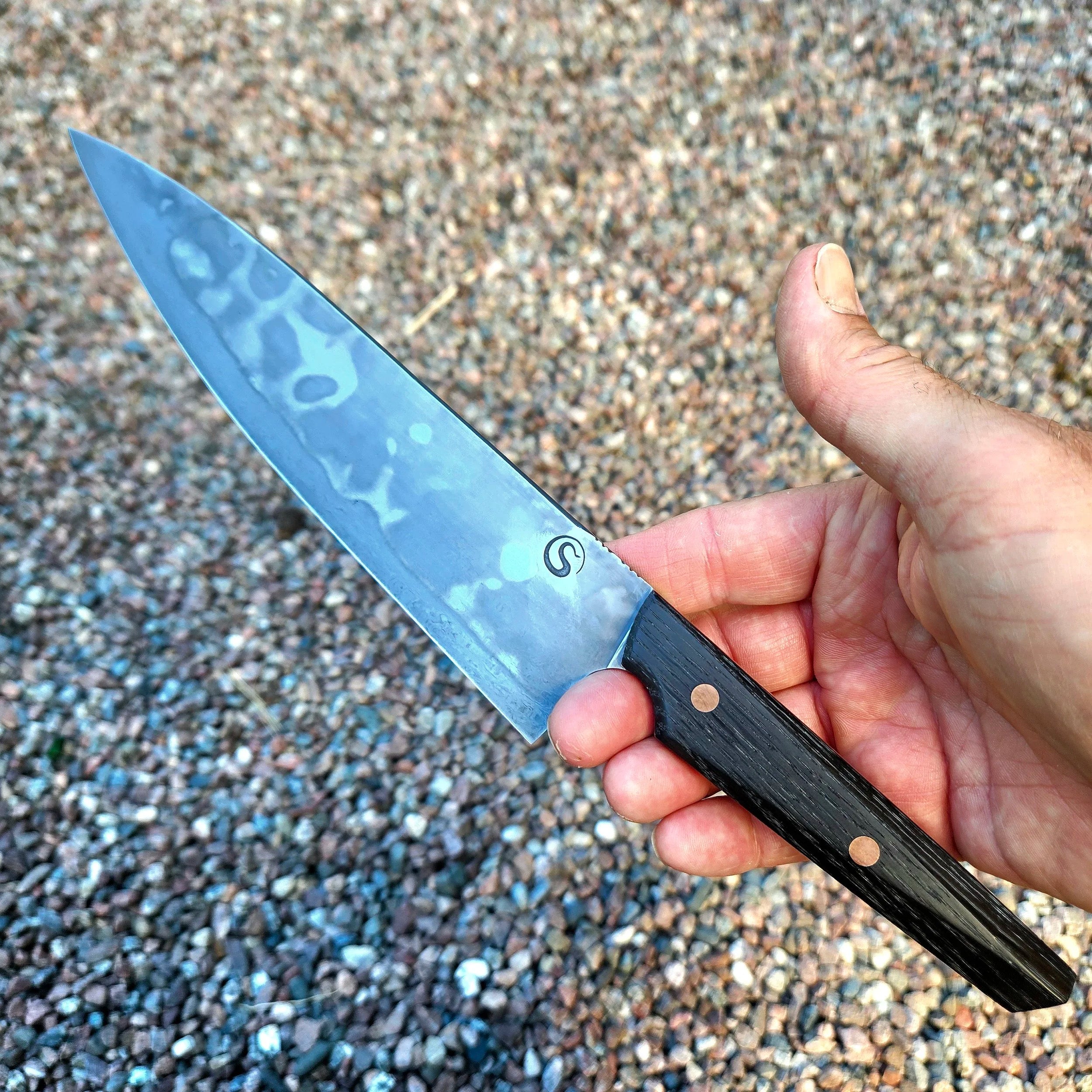 Handsmidd Gyuto kockkniv 'Mr Leopard-skin' i kolstål med vacker auto-hamon och skaft av sumpek. Vänster sida vinkel