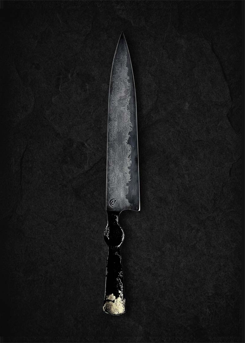 Exklusiv slicer-kniv 'Mr Shadow' i Apex Ultra damaskusstål med 16K guldinlägg på skaftet. Höger sida