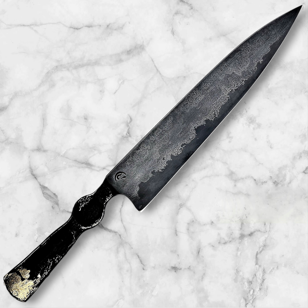 Exklusiv slicer-kniv 'Mr Shadow' i Apex Ultra damaskusstål med 16K guldinlägg på skaftet. Höger sida, vinkel