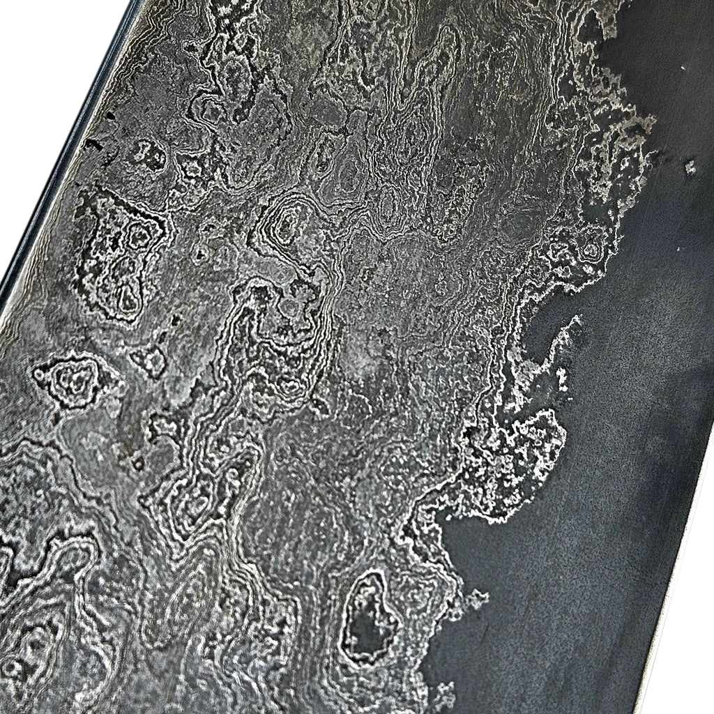 Exklusiv slicer-kniv 'Mr Shadow' i Apex Ultra damaskusstål med 16K guldinlägg på skaftet. Detalj av blad