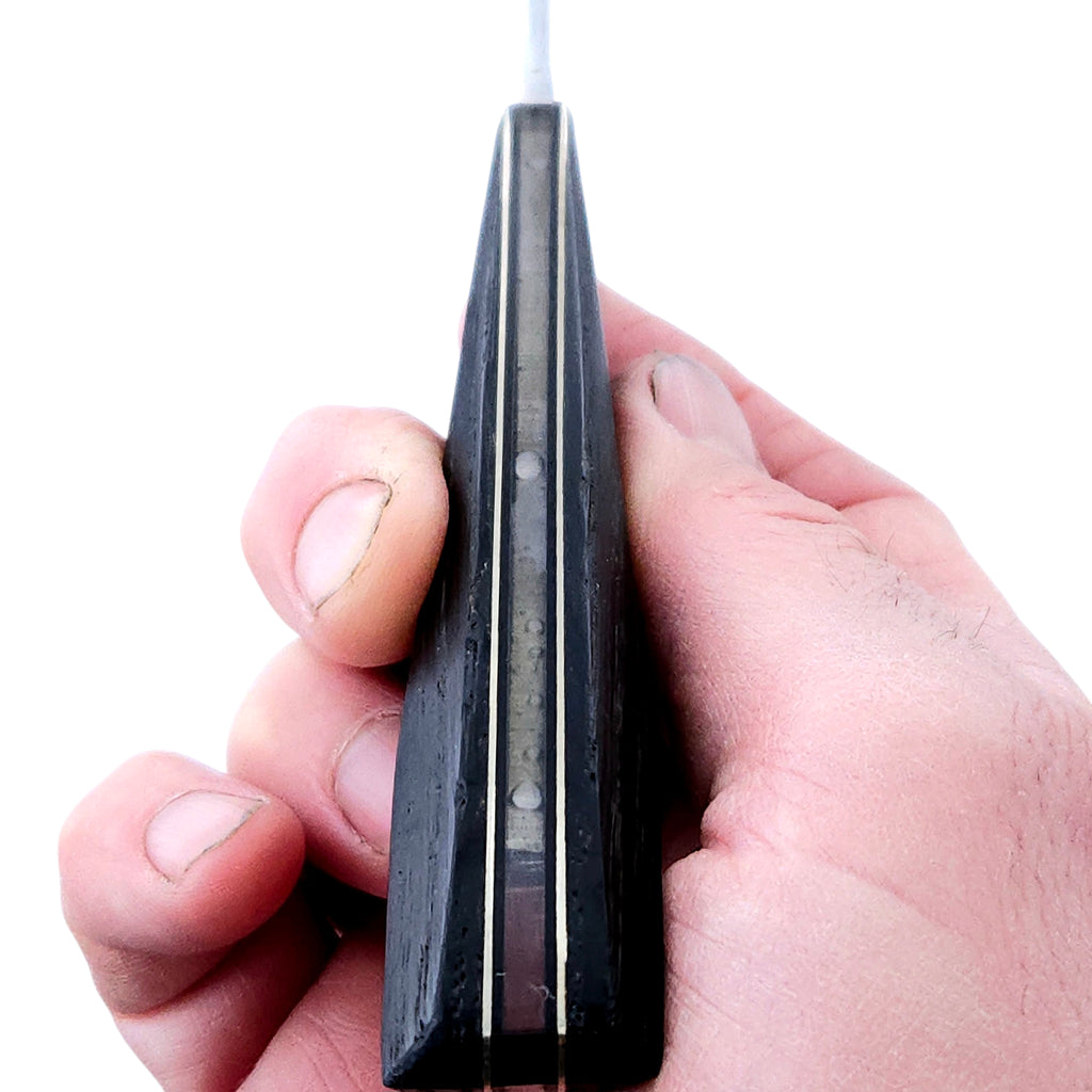 Handsmidd Gyotu kockkniv med blad i rostfritt stål. Detaljbild handtag. Smed: Silas Engström