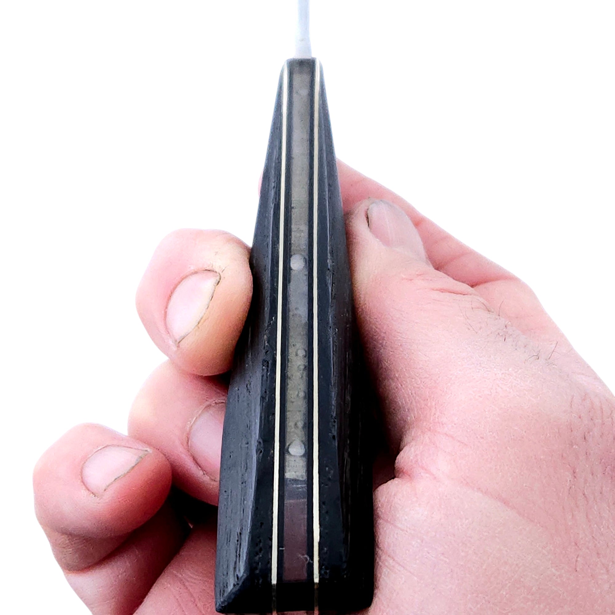 Handsmidd Gyotu kockkniv med blad i rostfritt stål. Detaljbild handtag. Smed: Silas Engström