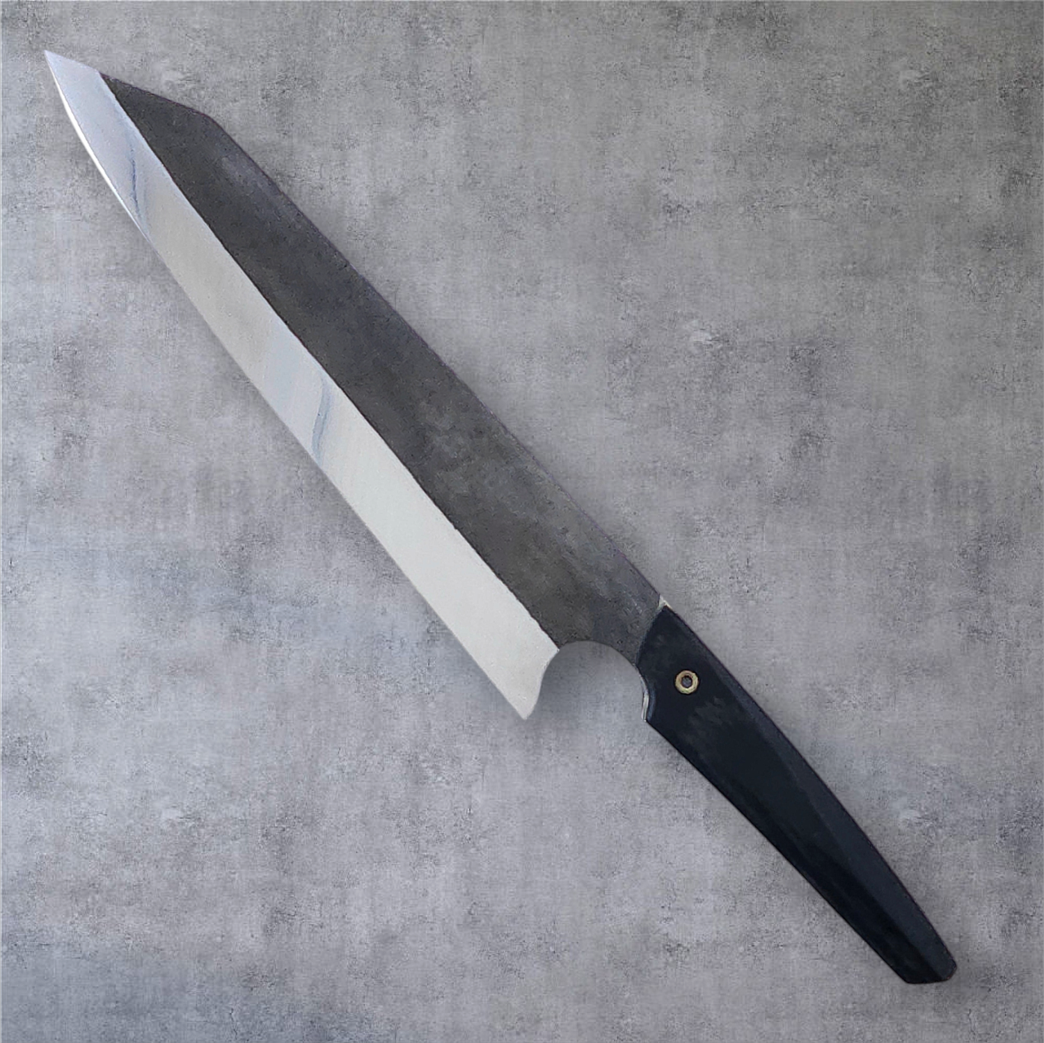 Handsmidd Gyotu kockkniv med blad i rostfritt stål. Vänster sida, vinkel. Smed: Silas Engström