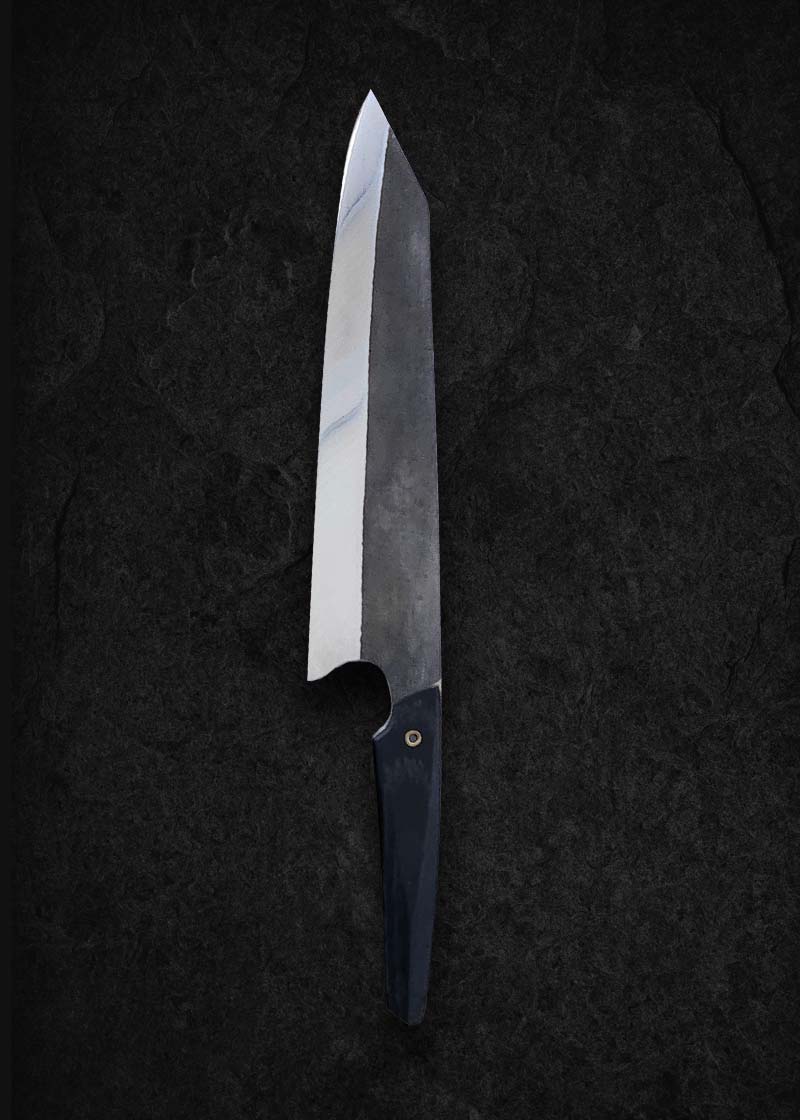 Handsmidd Gyotu kockkniv med blad i rostfritt stål. Vänster sida. Smed: Silas Engström