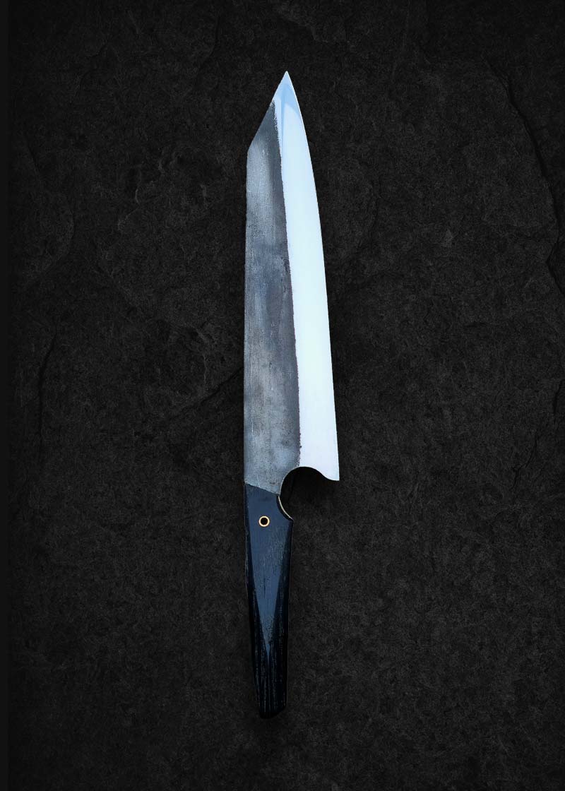 Handsmidd Gyotu kockkniv med blad i rostfritt stål. Höger sida. Smed: Silas Engström