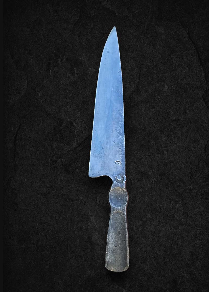 Robust kockkniv 'Mr Dark steel' i ett stycke Apex Ultra kolstål med mörk 'brute de forge' finish. Vänster sida