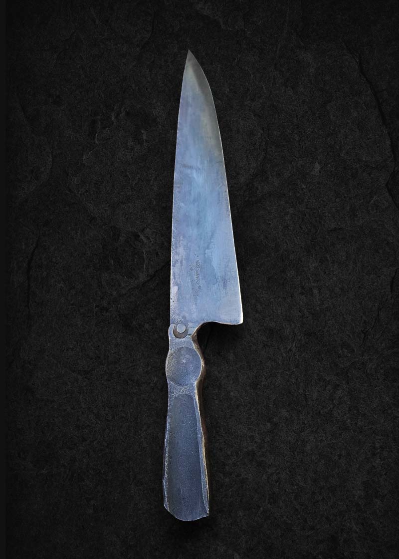 Robust kockkniv 'Mr Dark steel' i ett stycke Apex Ultra kolstål med mörk 'brute de forge' finish. Höger sida