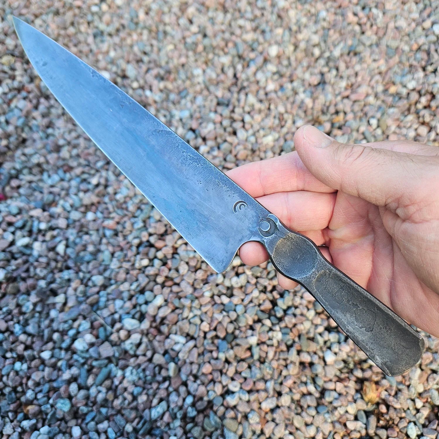 Robust kockkniv 'Mr Dark steel' i ett stycke Apex Ultra kolstål med mörk 'brute de forge' finish. Vänster sida, vinkel