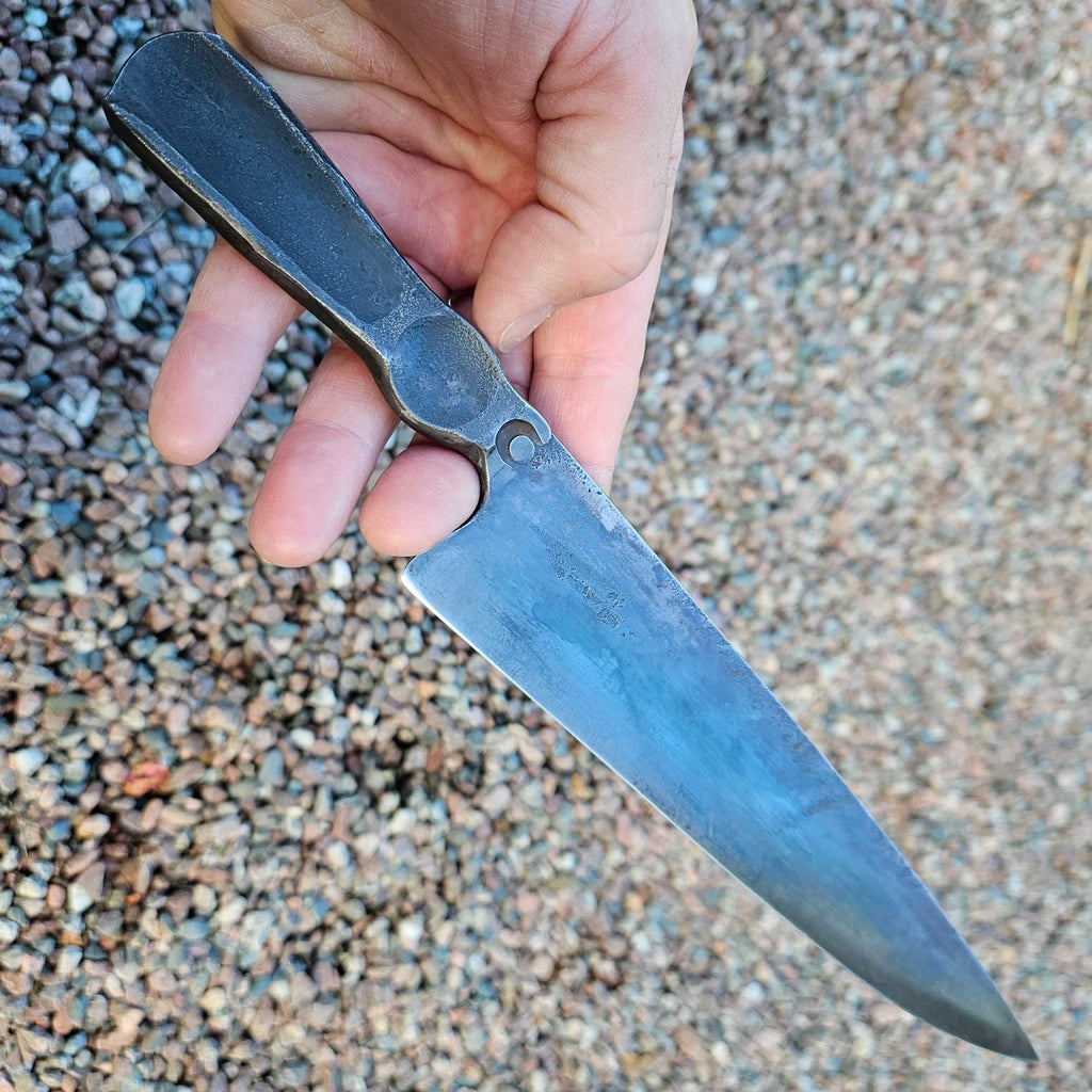 Robust kockkniv 'Mr Dark steel' i ett stycke Apex Ultra kolstål med mörk 'brute de forge' finish. Höger sida, vinkel