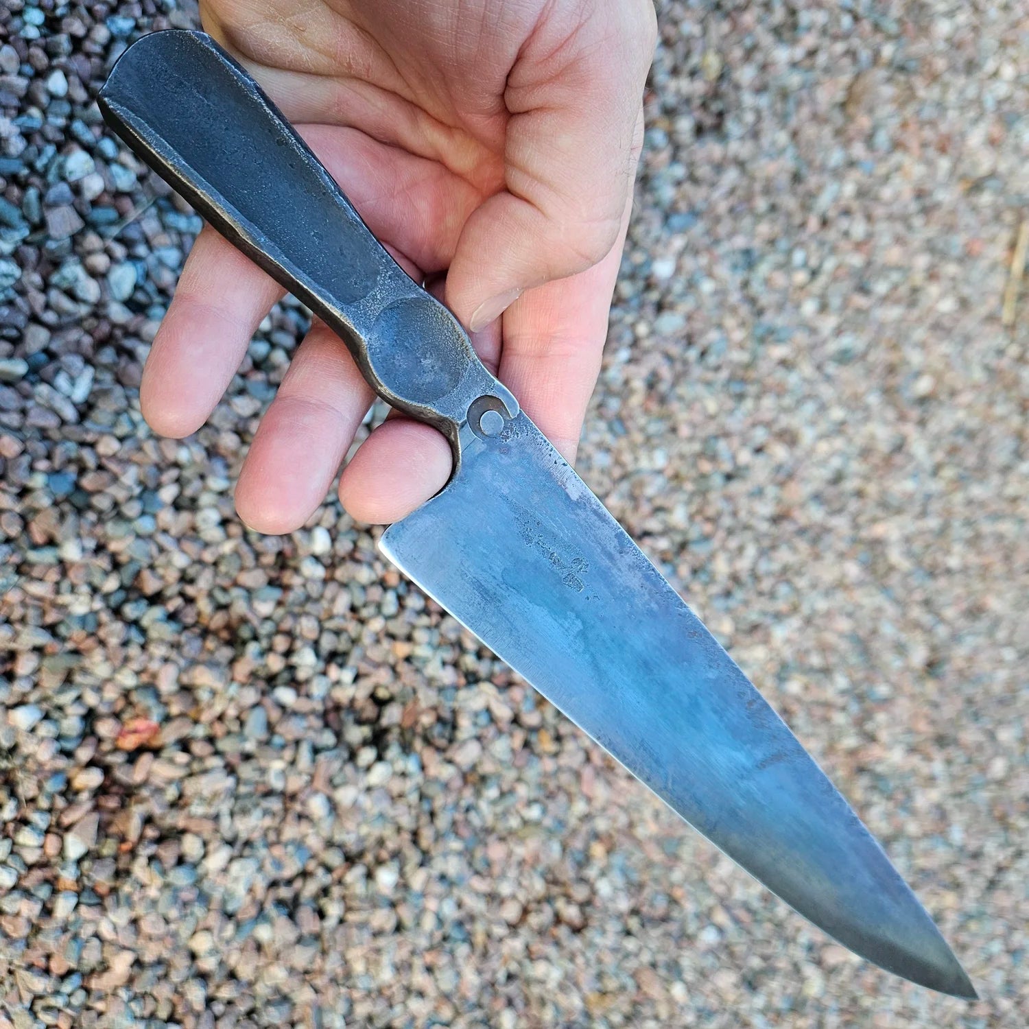 Robust kockkniv 'Mr Dark steel' i ett stycke Apex Ultra kolstål med mörk 'brute de forge' finish. Höger sida, vinkel