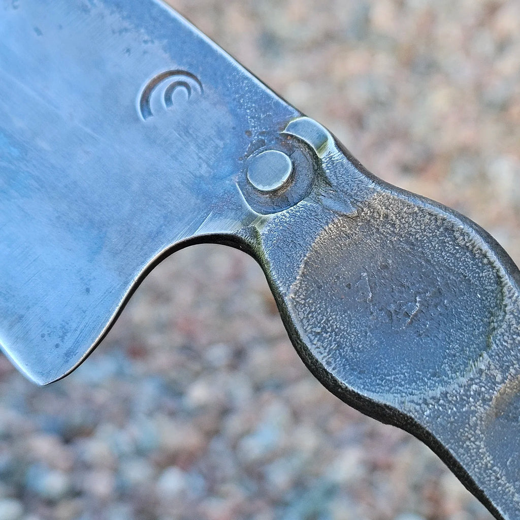 Robust kockkniv 'Mr Dark steel' i ett stycke Apex Ultra kolstål med mörk 'brute de forge' finish. Detalj handtag