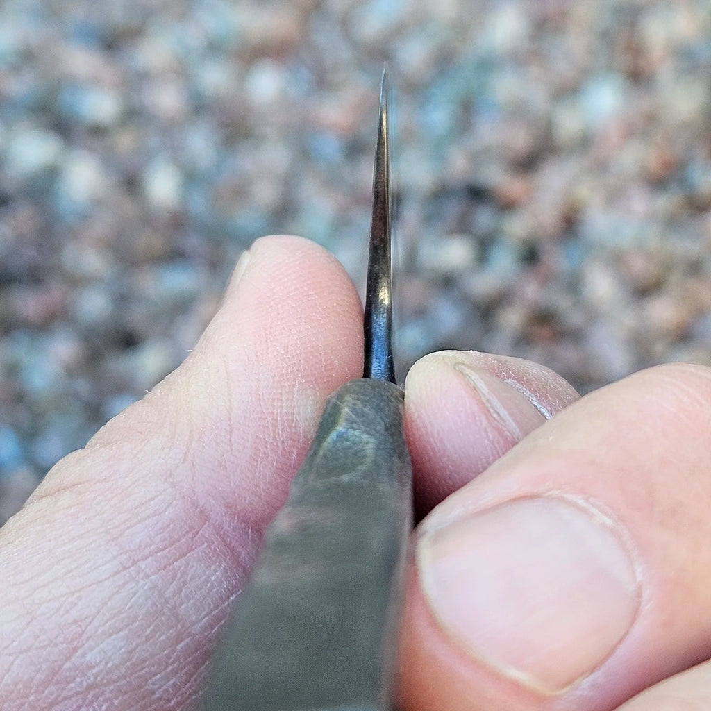 Robust kockkniv 'Mr Dark steel' i ett stycke Apex Ultra kolstål med mörk 'brute de forge' finish. Egg