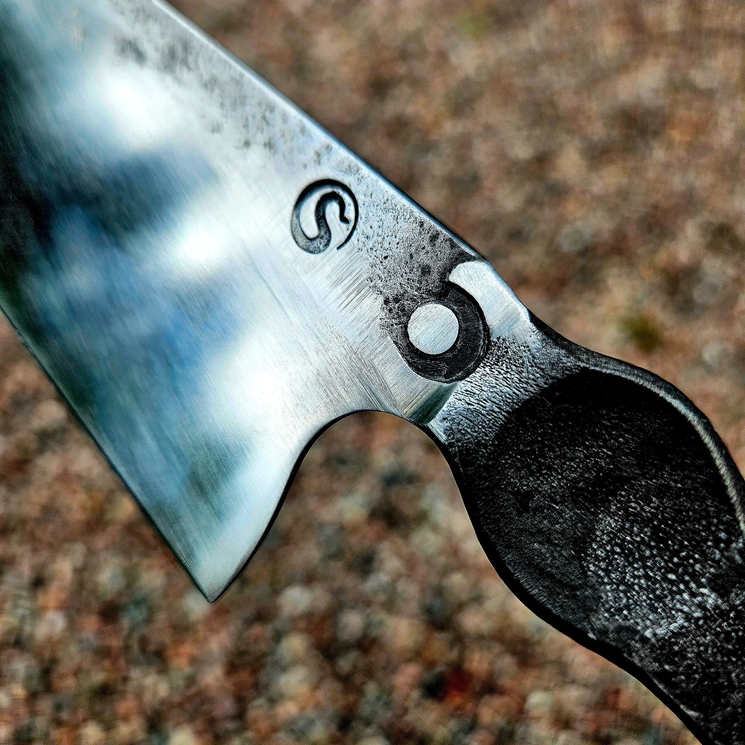 Full steel Apex Ultra Gyouto - handsmidd kökskniv av Silas Engström. Detalj handtag